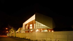 The new roof made from ZINCALUME® steel was inspired by its suburban context, but Pedersen’s folding forms give this house a unique presence.